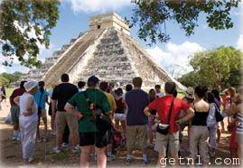 ABOVE Tourists crowding around El Castillo, the largest pyramid at Chichén Itzá, Mexico