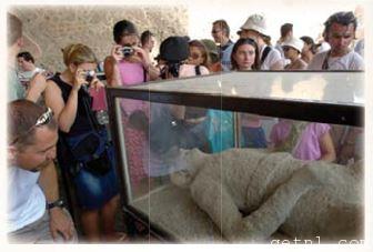 ABOVE Tourists crowding around a body cast at Pompeii, Italy