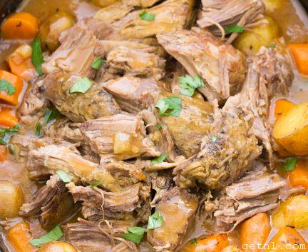 Cooking Crock Pot Chuck Roast With Vegetables