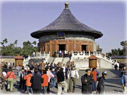 ABOVE Sightseers at the Imperial Vault of Heaven, Temple of Heaven, Beijing