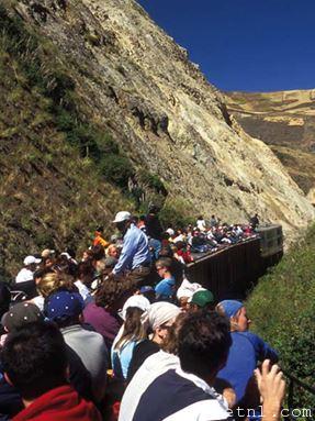 Passengers enjoying the dizzying panorama from the roof of El Nariz del Diablo