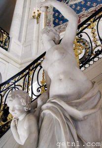 Sculptures in the grand stairwell of the Musée Nissim de Camondo