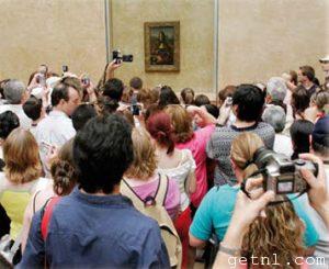 ABOVE Crowds of visitors gather round the Mona Lisa, probably the most famous and most popular painting in the Louvre