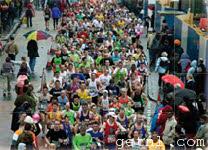 ABOVE The streets of London crowded with thousands of runners at the London Marathon