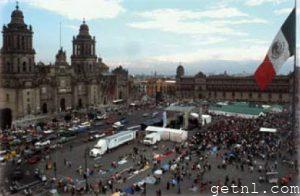 ABOVE Mexico City’s enormous Zócalo and the imposing Catedral Metropolitana
